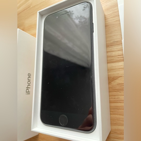 iPhone 7 128 GB Unlocked - Picture 2 of 4